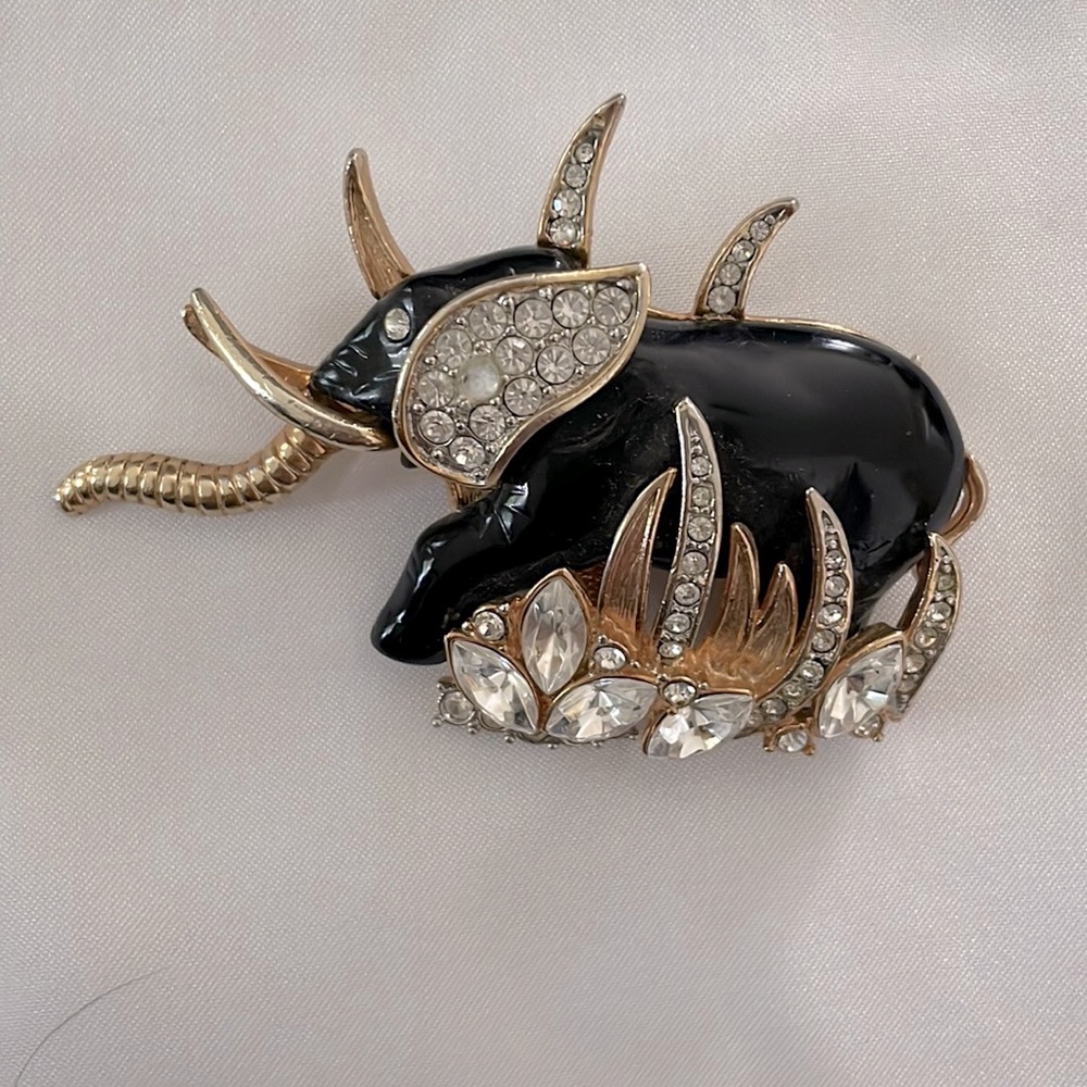 Get gorgeously glammed up with this stunning elephent pin